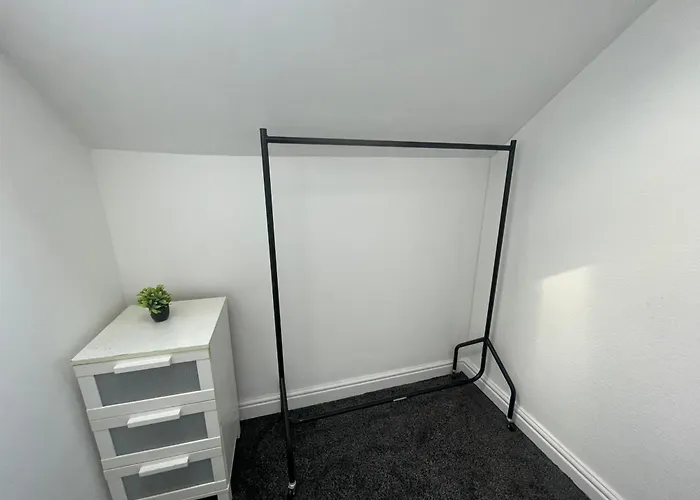 Entire Place In Leeds Sleeps 6 לידס