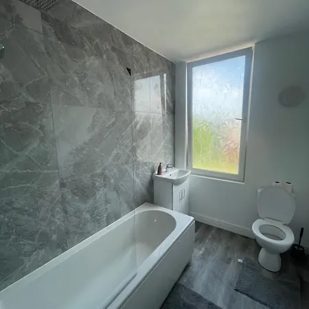 Entire Place In Leeds Sleeps 6 Semesterbostad