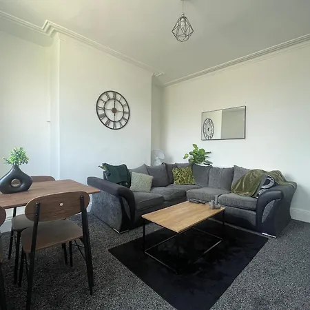 Entire Place In Leeds Sleeps 6 Holiday home Leeds (West Yorkshire)