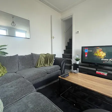 Holiday home Entire Place In Leeds Sleeps 6