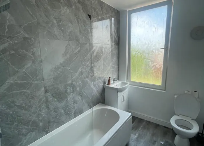 Entire Place In Leeds Sleeps 6