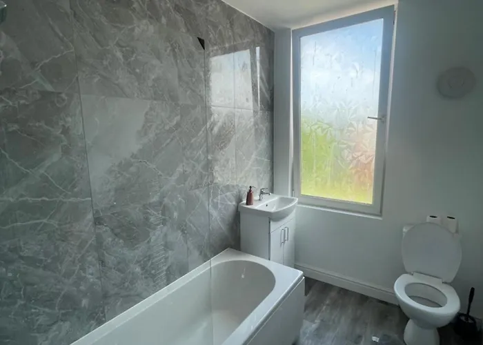 Entire Place In Leeds Sleeps 6 Holiday home